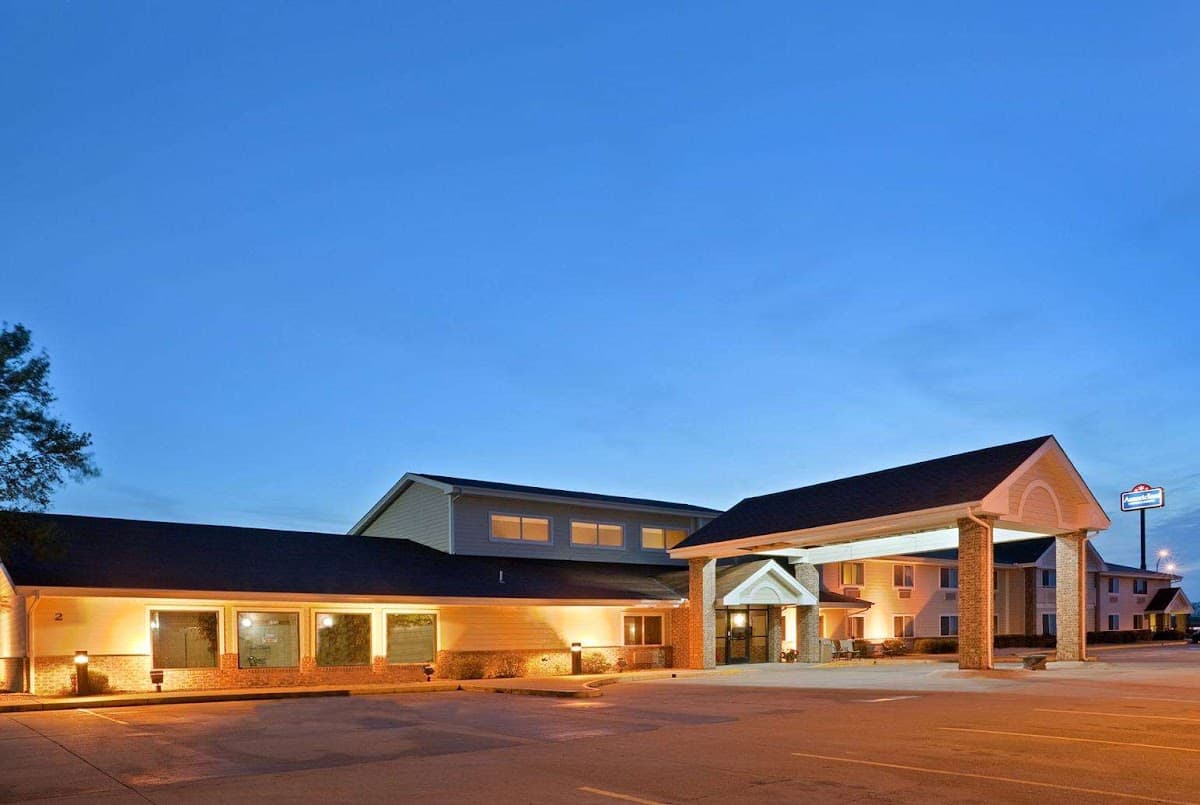 AmericInn by Wyndham West Burlington, Hotel in West Burlington