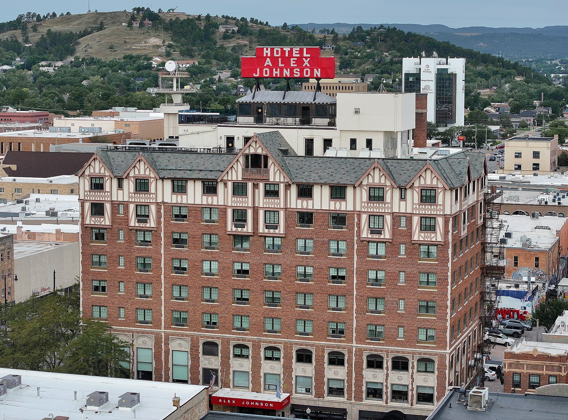 Hotel Alex Johnson (via Wikimedia Commons, CC BY 4.0)