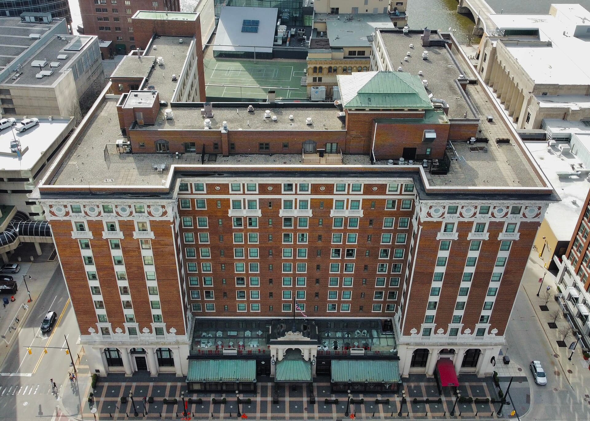 Amway Grand Plaza (via Wikimedia Commons, CC0)