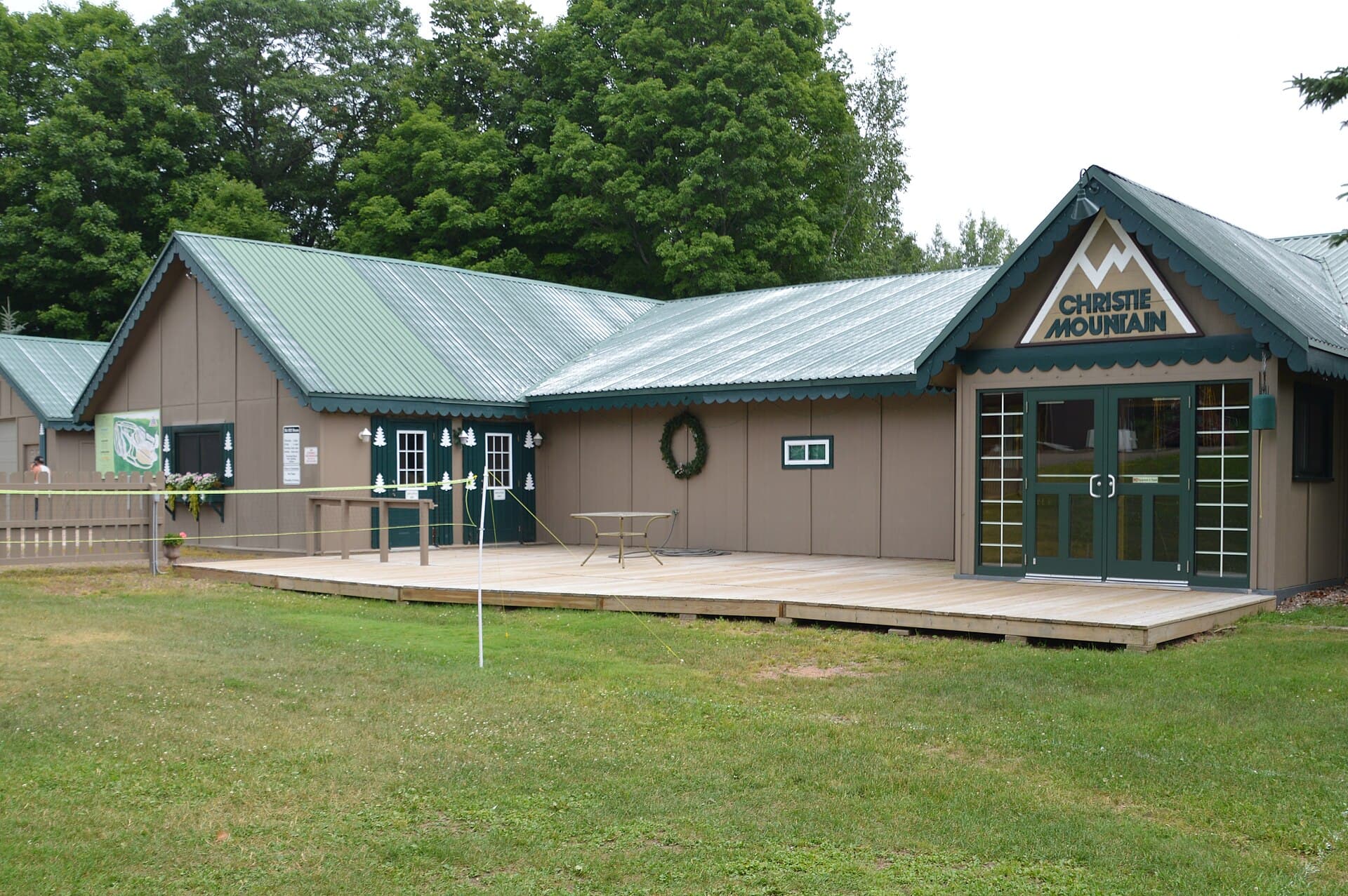Christie Mountain Chalet (via Wikimedia Commons, CC BY-SA 4.0)