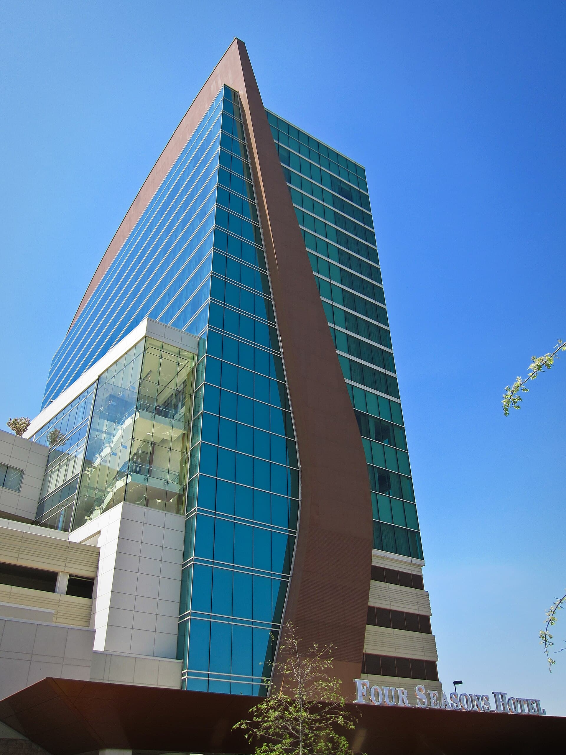 Four Seasons Hotel St. Louis (via Wikimedia Commons, CC BY 2.0)