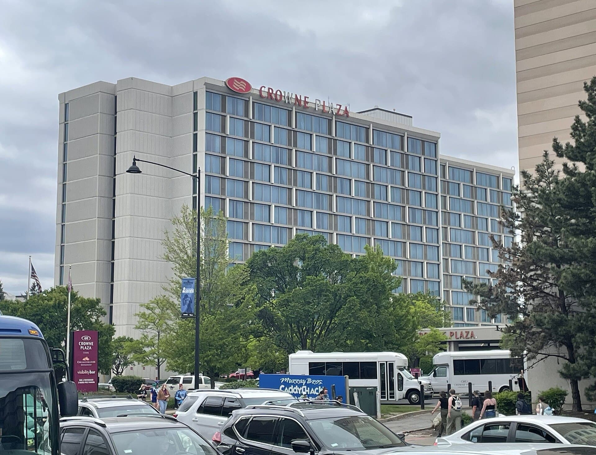 Crowne Plaza Chicago Ohare Hotel & Conference Center (via Wikimedia Commons, CC0)