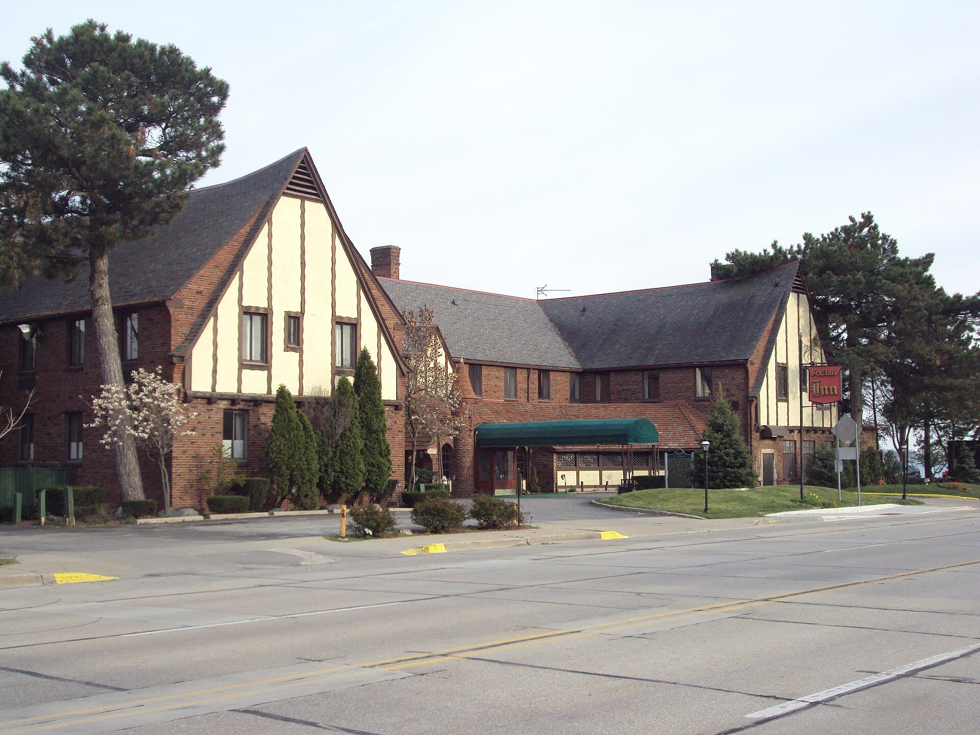 St. Clair Inn (via Wikimedia Commons, CC BY-SA 3.0)