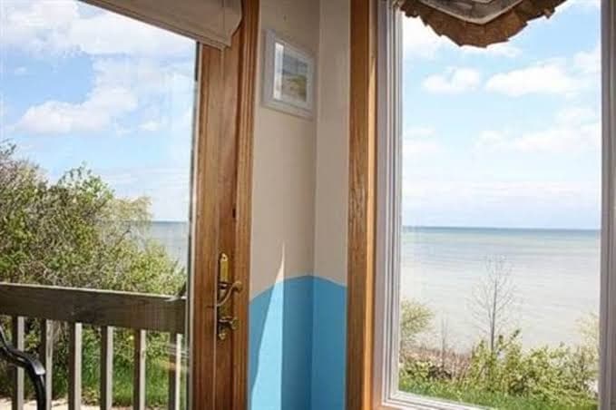 At The Waters Edge Bed and Breakfast, Bed & Breakfast in Algoma