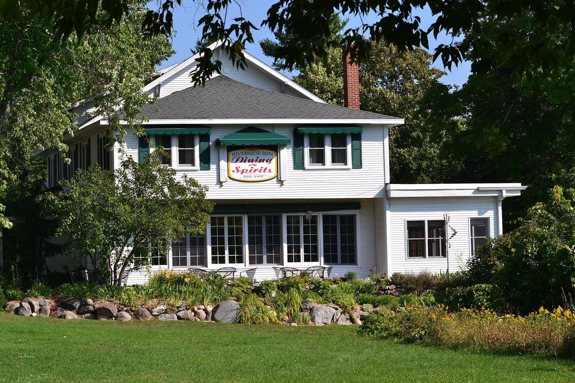 The Riverside Inn (via Wikimedia Commons, CC BY-SA 3.0)