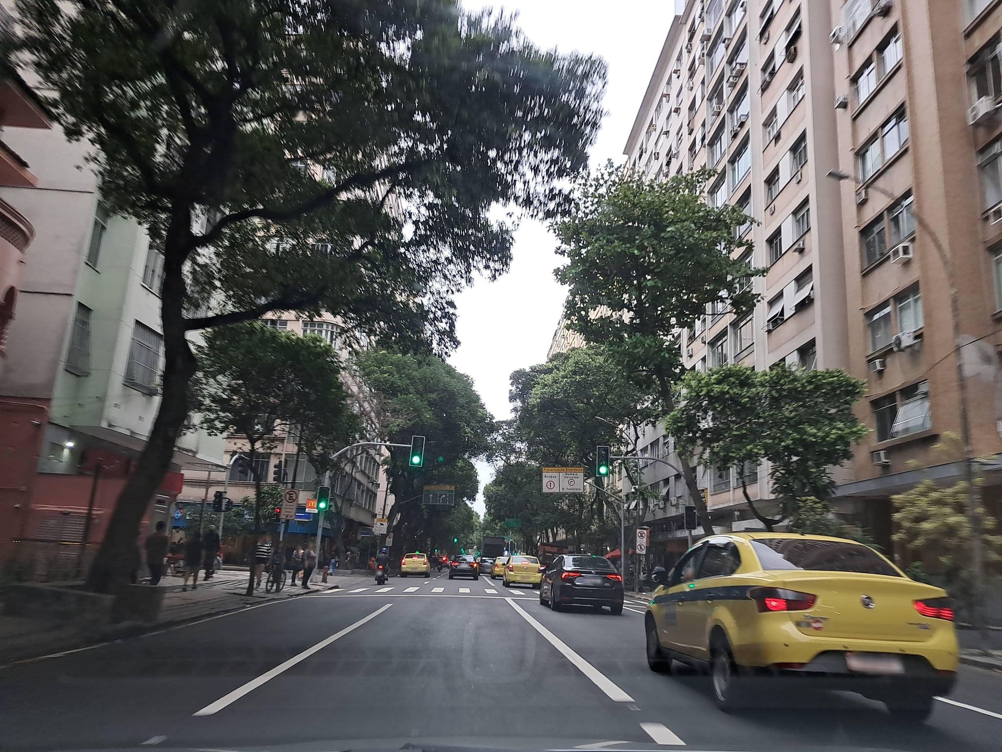Street view near Che Lagarto Hostel, Copacabana — © enzostana (CC BY-SA · Mapillary)