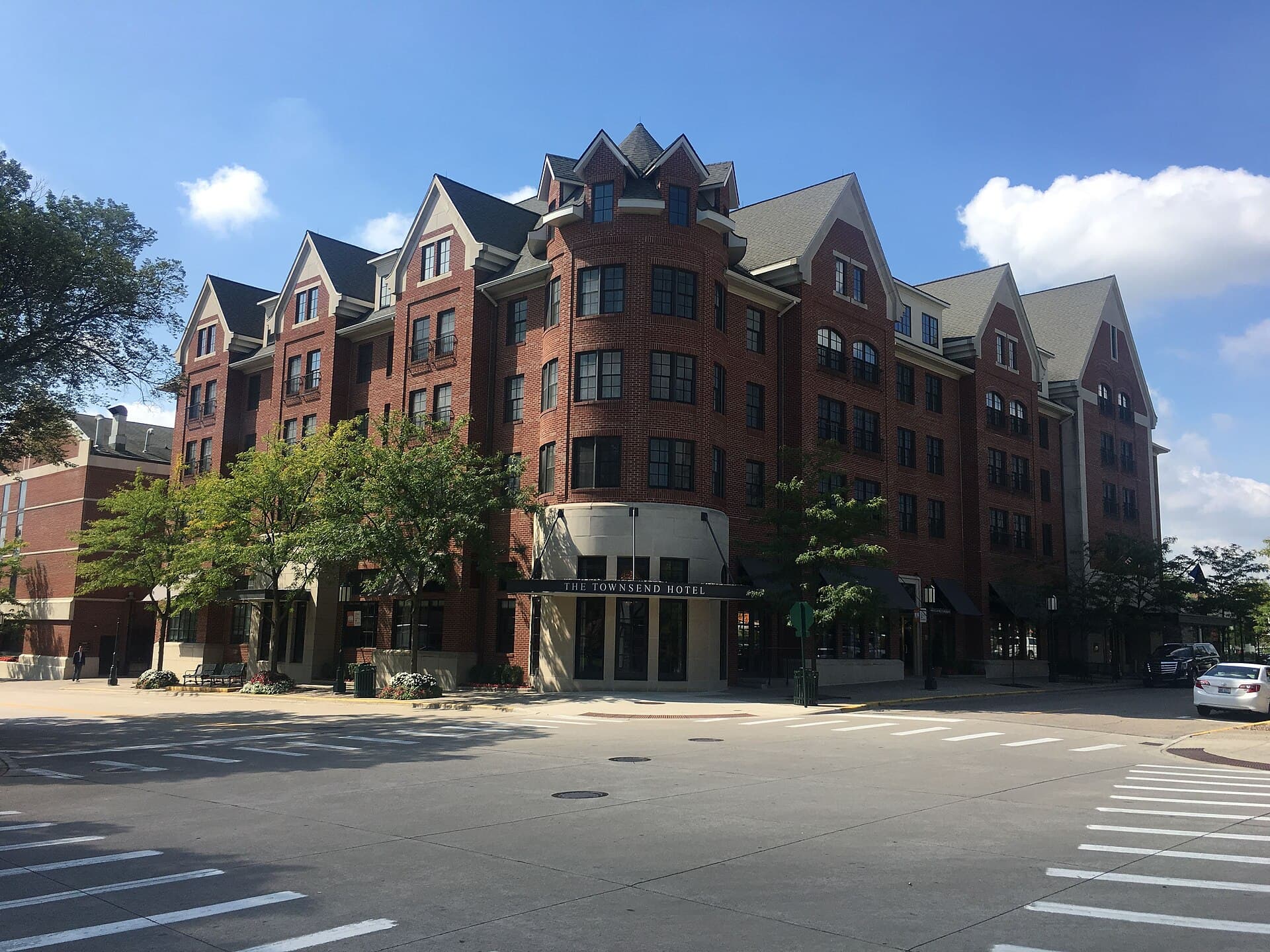 The Townsend Hotel (via Wikimedia Commons, CC BY-SA 4.0)