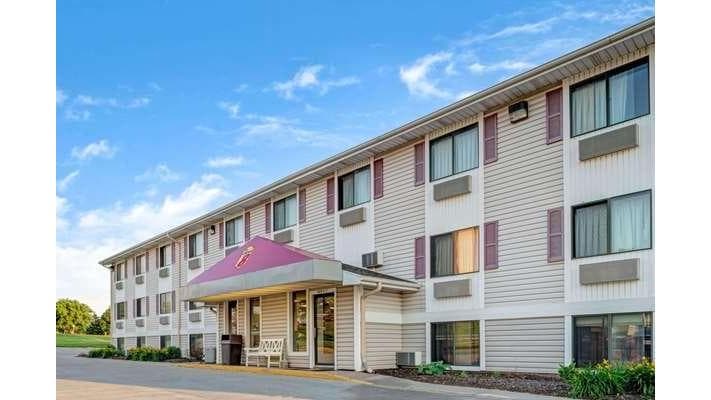 Super 8 by Wyndham Omaha I-80 West, Motel in Ralston