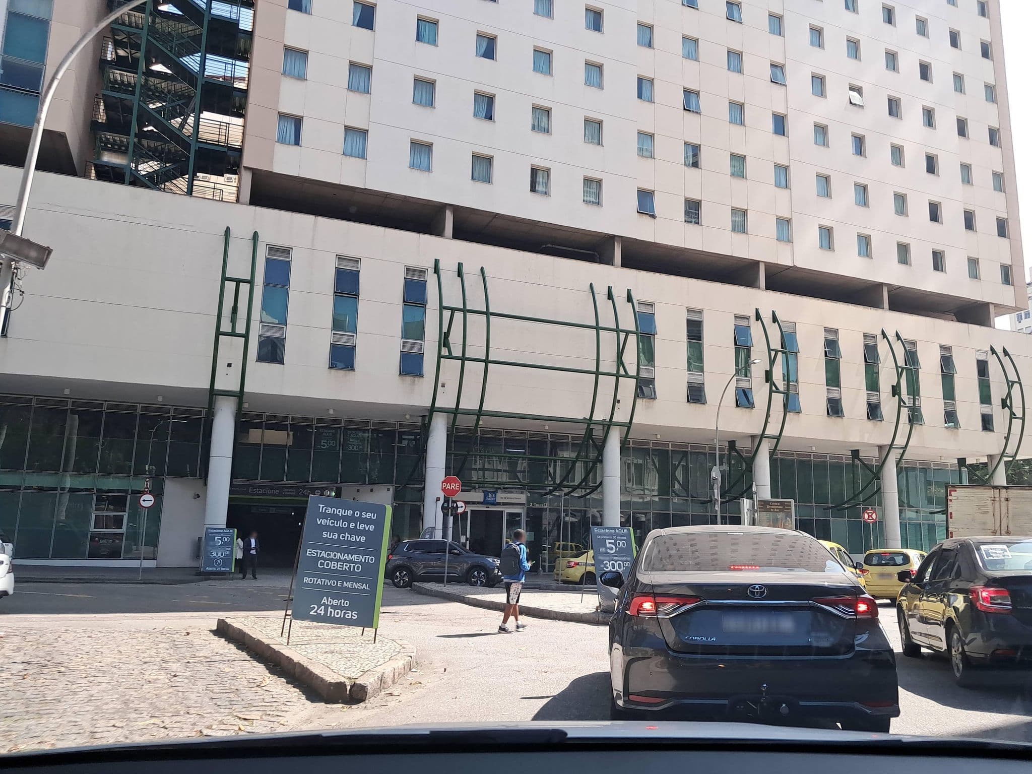 Street view near Rio's Hotel, Rio de Janeiro — © enzostana (CC BY-SA · Mapillary)