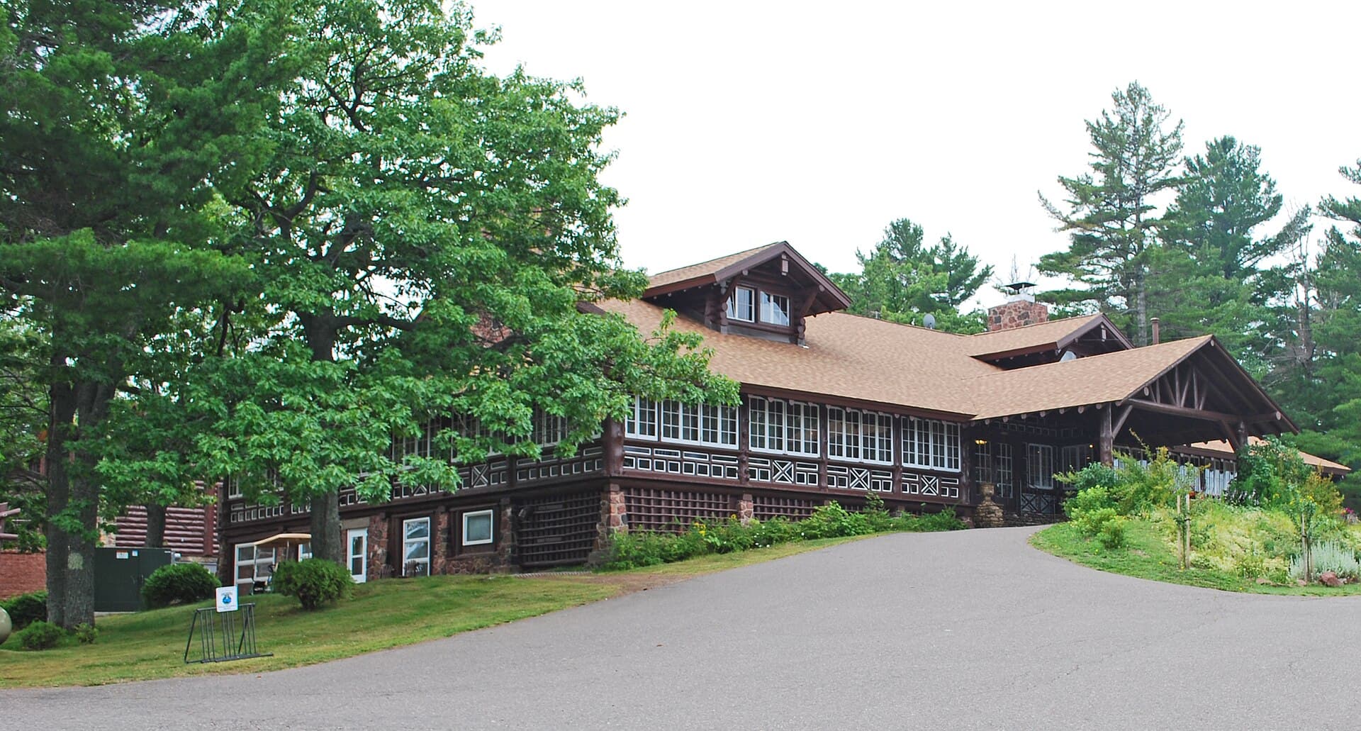 Keweenaw Mountain Lodge and Golf Course Complex (via Wikimedia Commons, CC BY-SA 3.0)