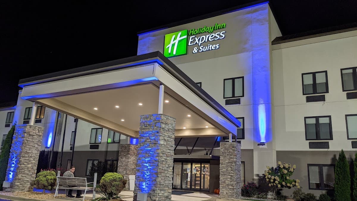 Holiday Inn Express & Suites Madison, Hotel in North Madison