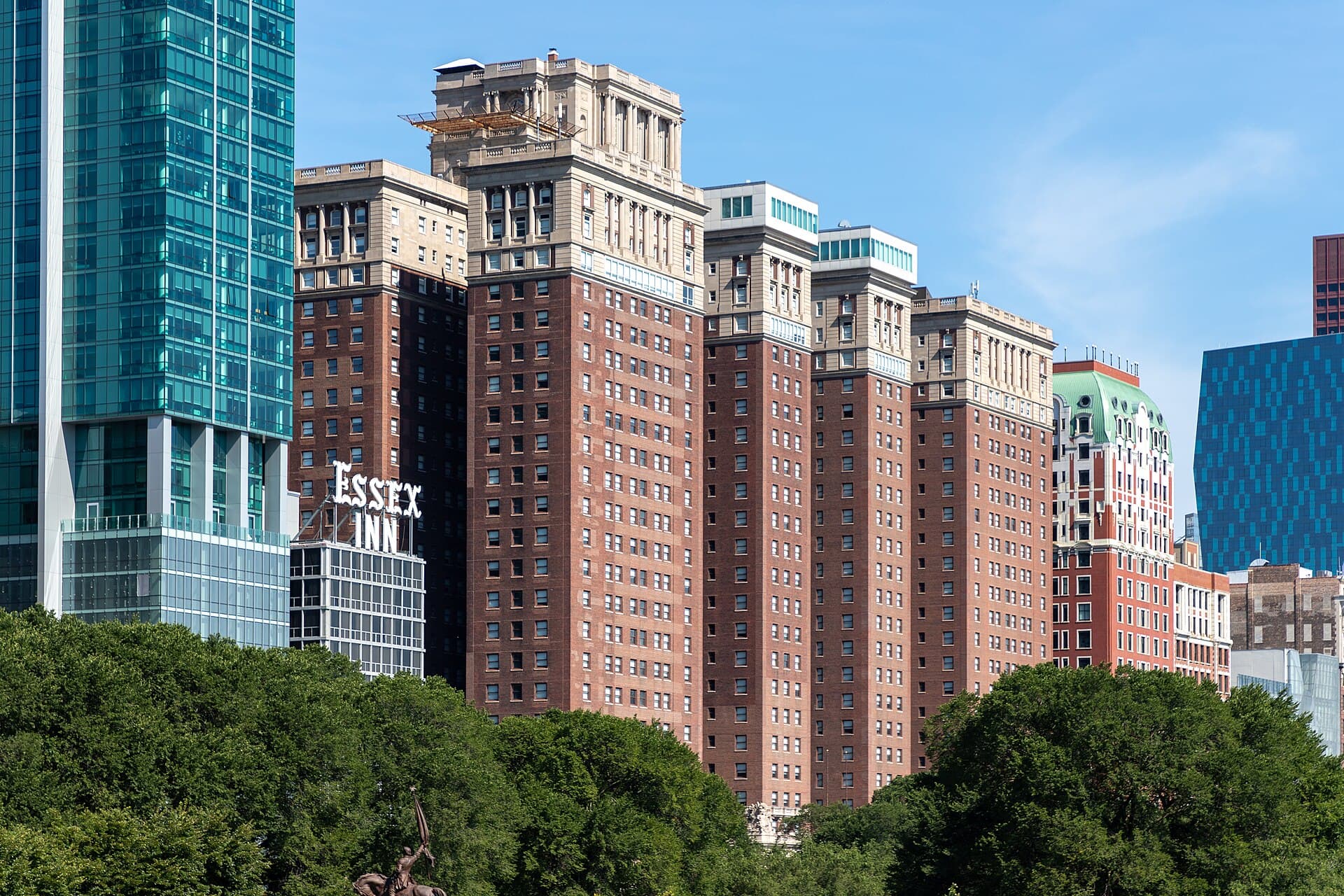 Chicago Hilton & Towers (via Wikimedia Commons, CC BY-SA 4.0)