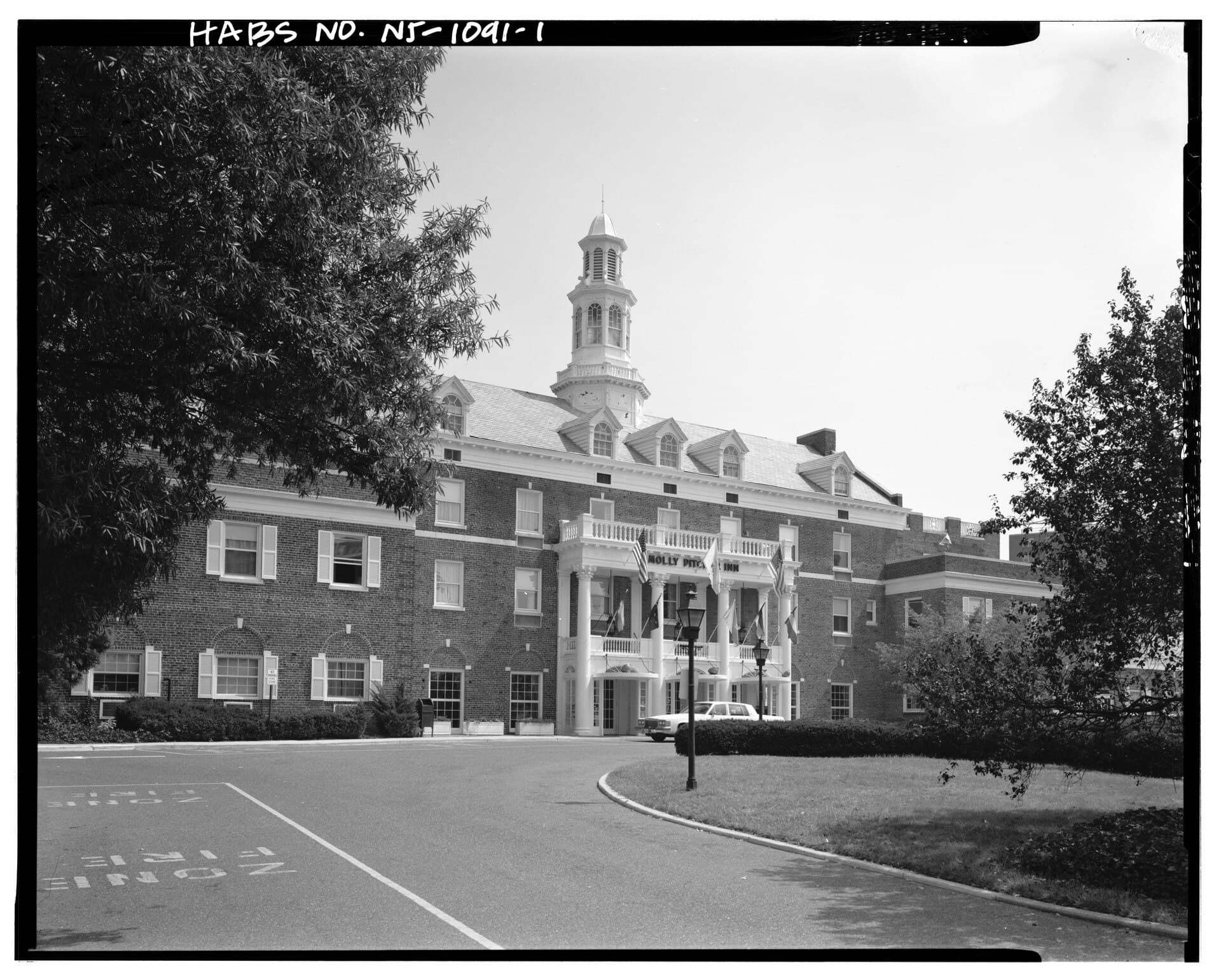 Molly Pitcher Inn (via Wikimedia Commons, Public domain)