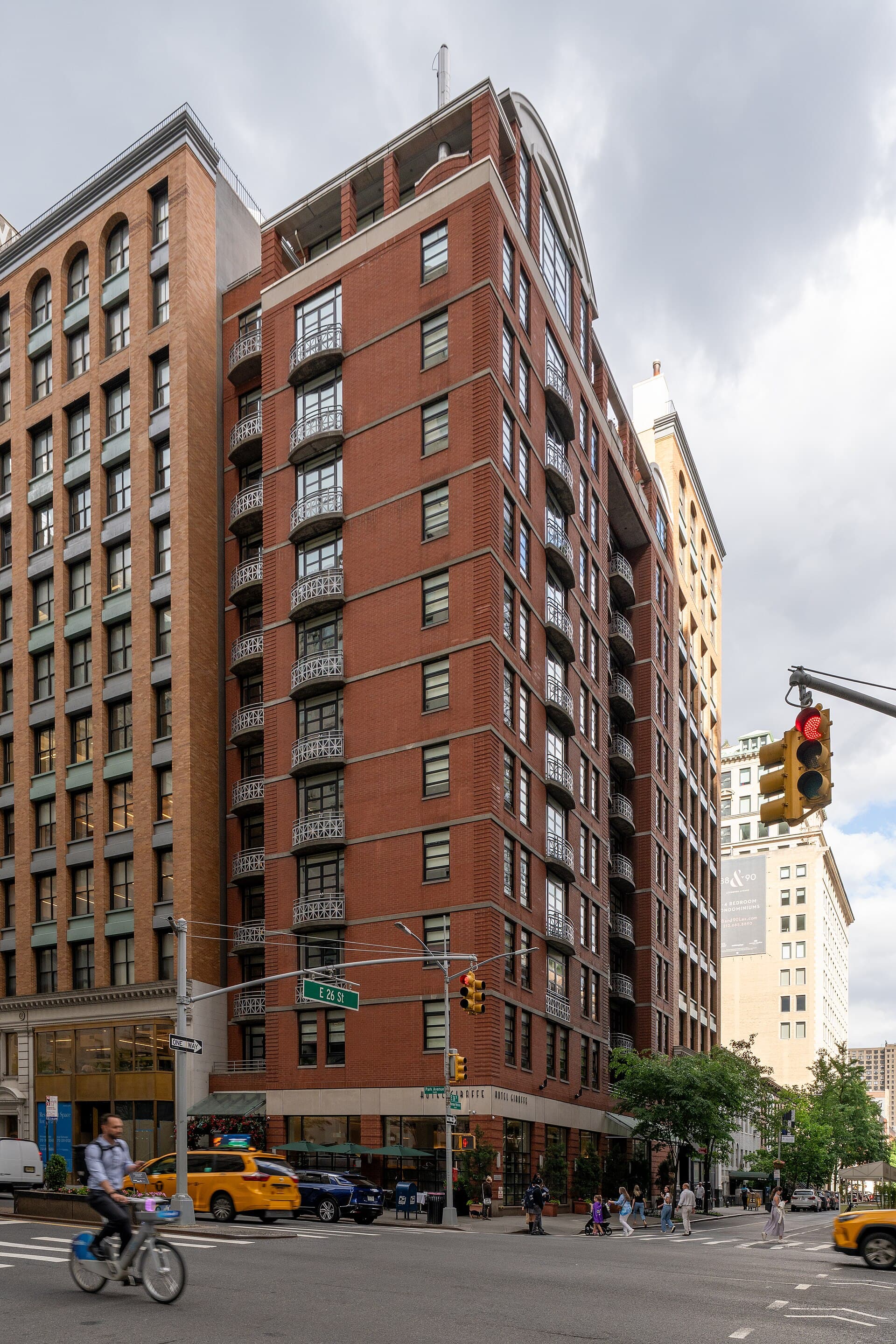 Hotel Giraffe (via Wikimedia Commons, CC BY 4.0)