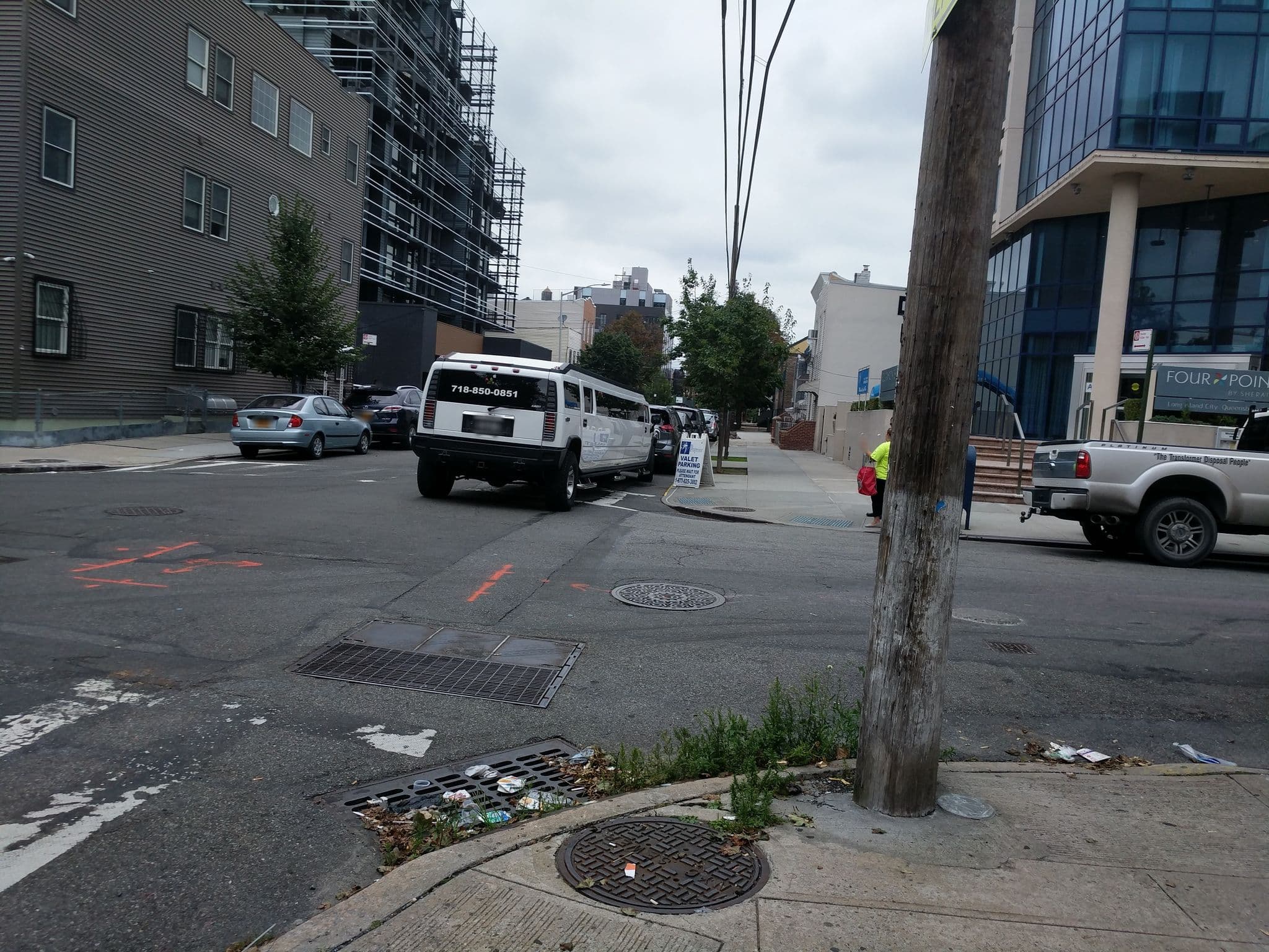 Street view near Vista LIC Hotel, Long Island City — © daalso (CC BY-SA · Mapillary)