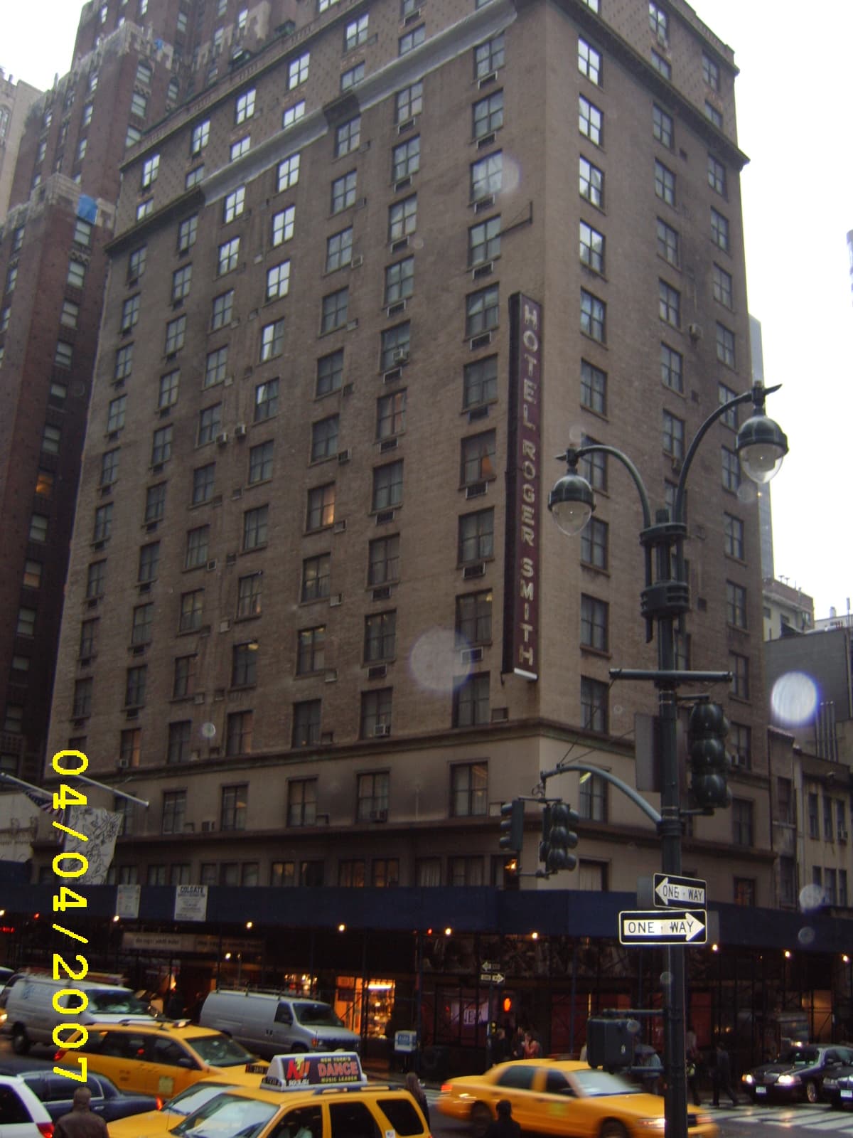 Roger Smith Hotel (via Wikimedia Commons, CC BY-SA 3.0)