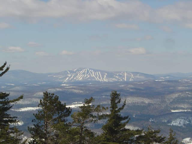 The Mountain Lodge at Okemo (via Wikimedia Commons, CC BY-SA 3.0)