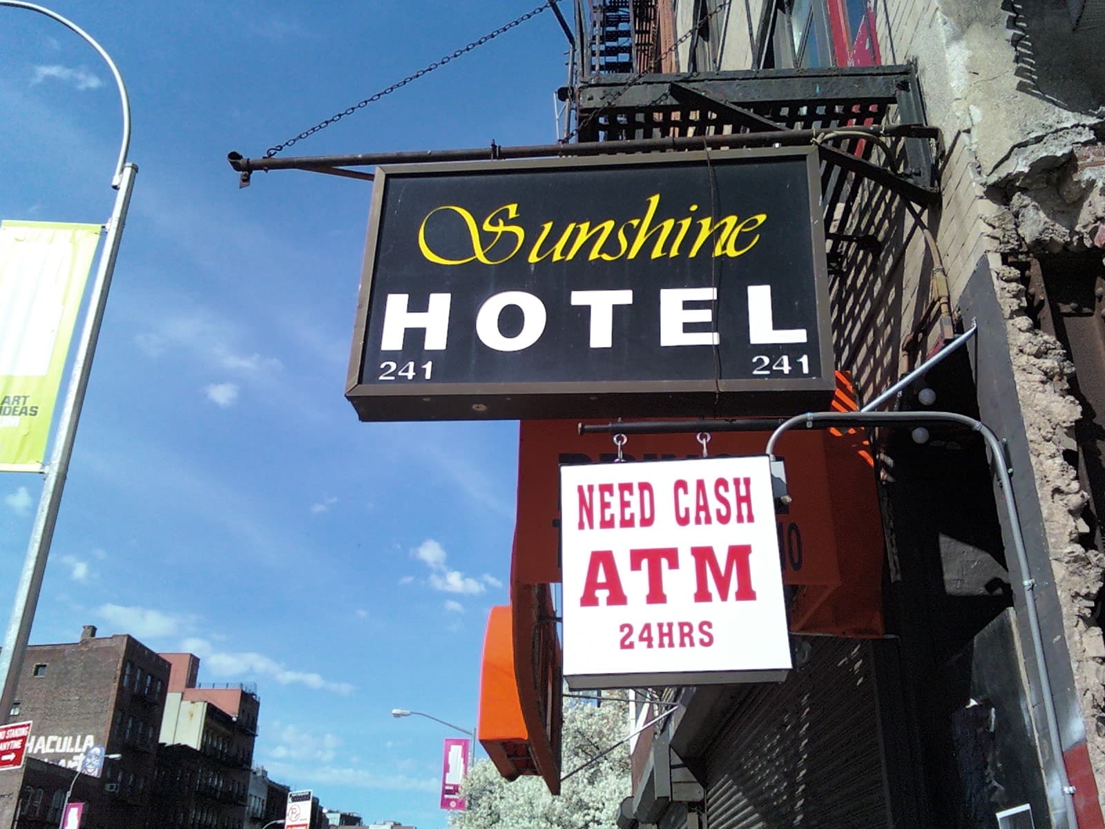 Sunshine Hotel (via Wikimedia Commons, CC BY 2.0)