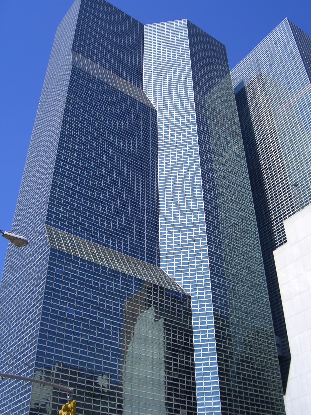 Millennium Hilton One UN Plaza (via Wikimedia Commons, Public domain)