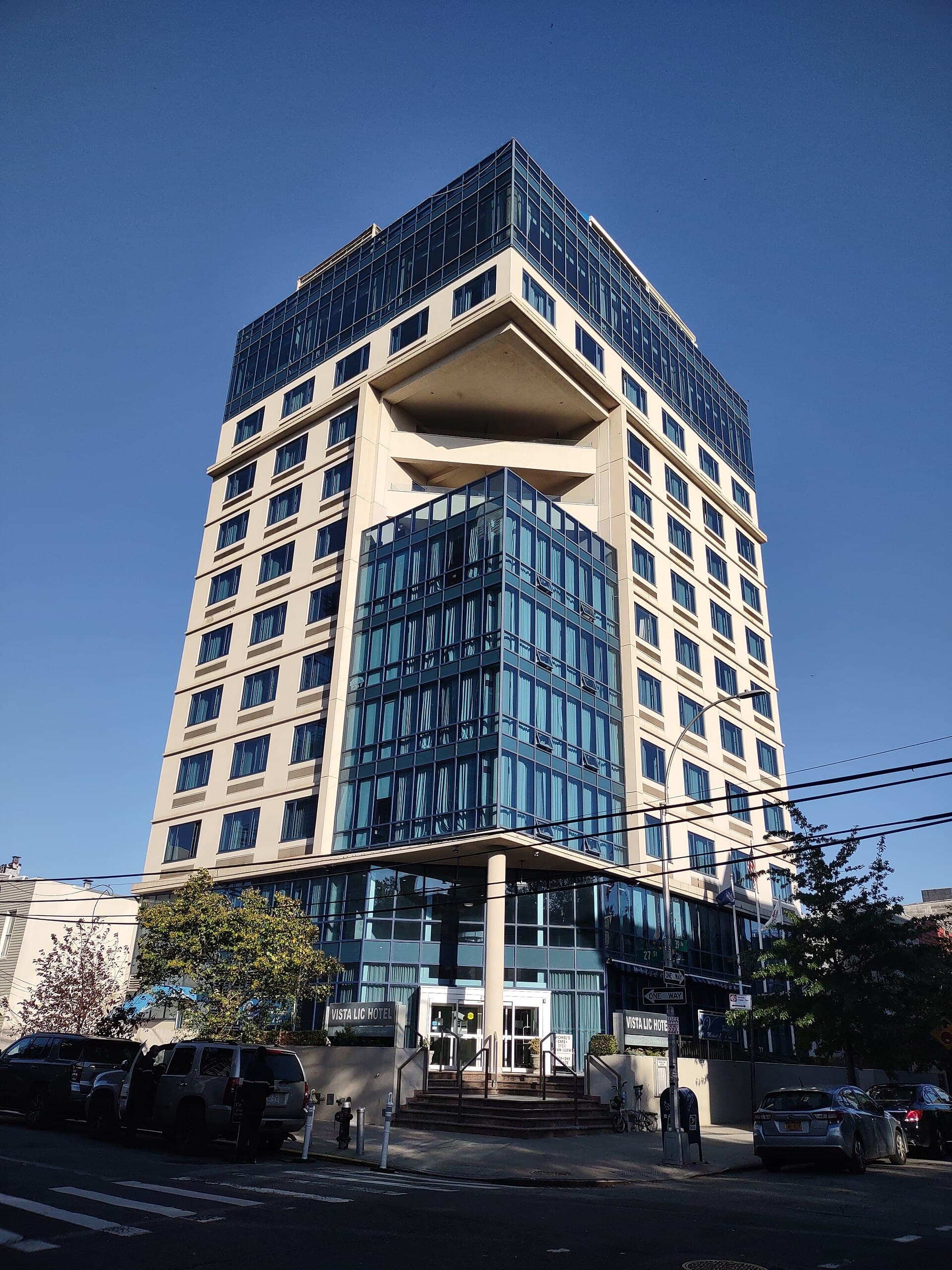 The Boro Hotel (via Wikimedia Commons, CC BY-SA 4.0)