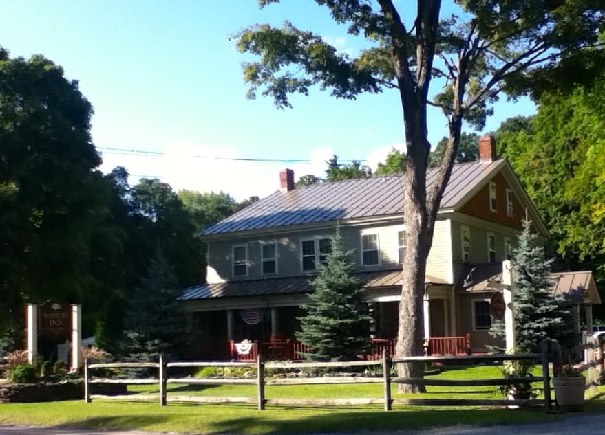 Waybury Inn (via Wikimedia Commons, CC BY-SA 3.0)