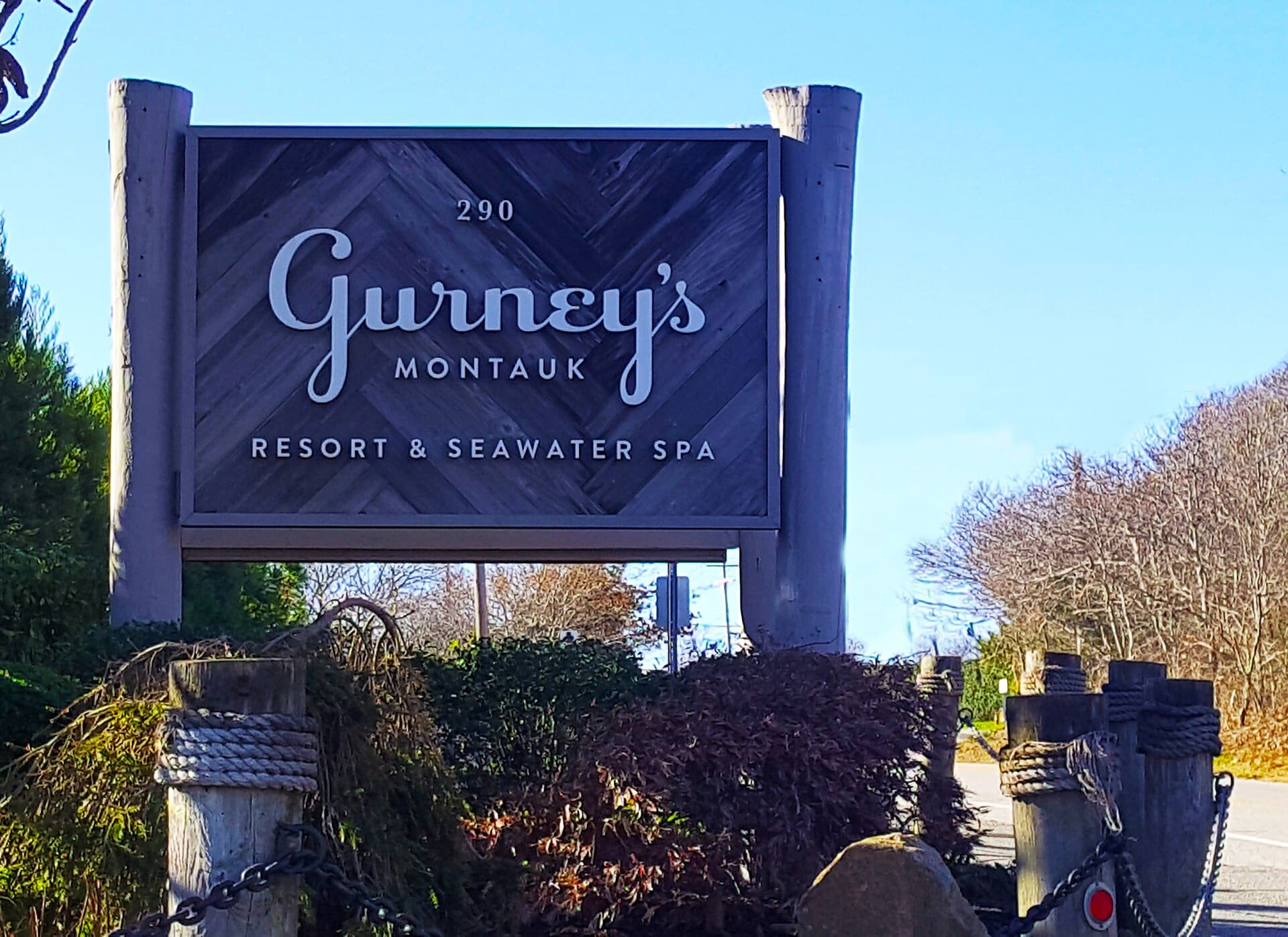 Gurney's Inn Resort and Spa (via Wikimedia Commons, CC BY-SA 4.0)