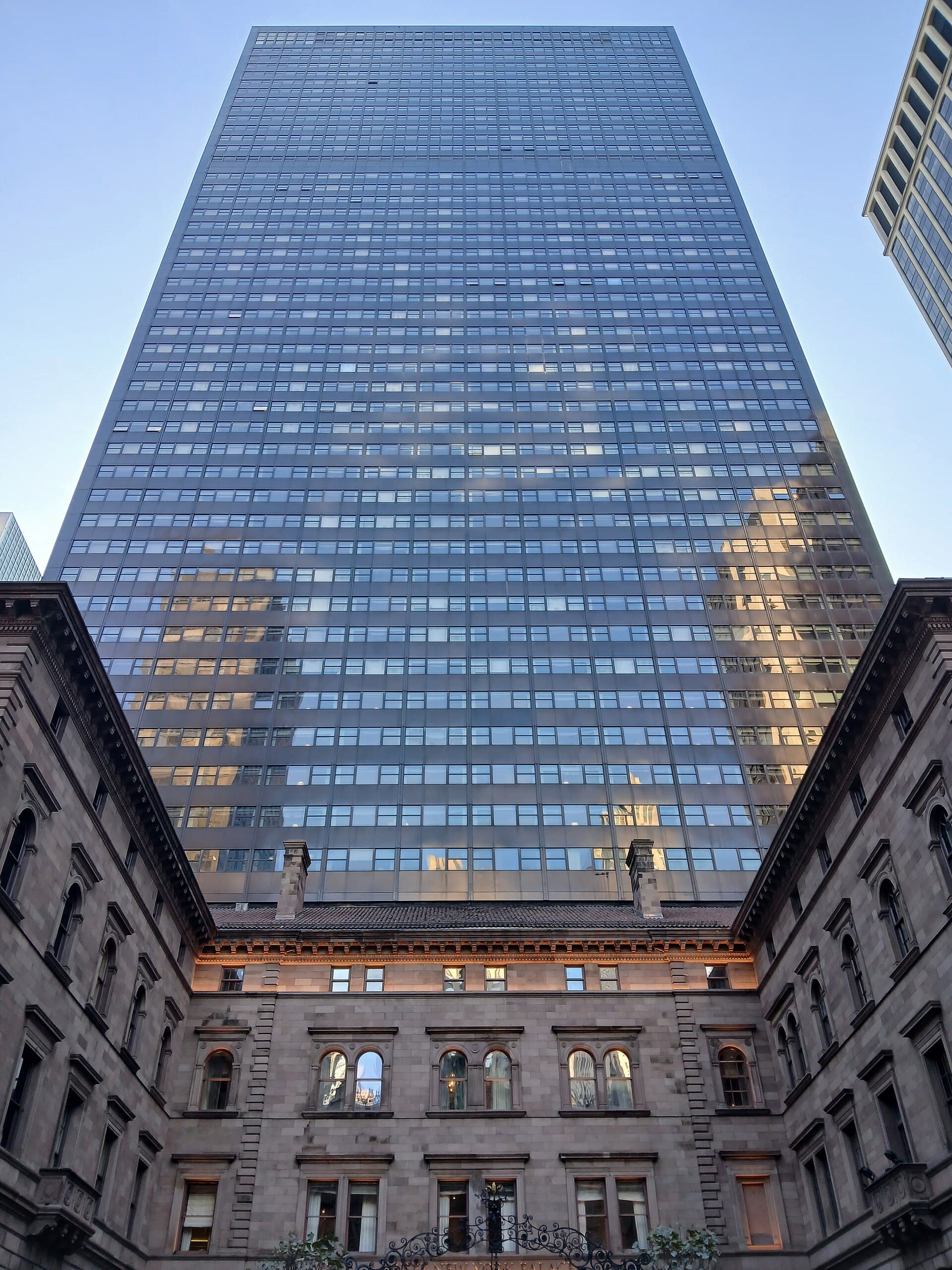 Lotte New York Palace (via Wikimedia Commons, CC BY-SA 4.0)