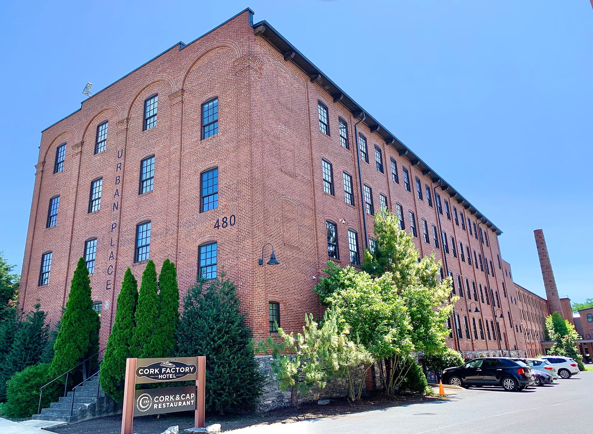 Cork Factory Hotel (via Wikimedia Commons, CC BY-SA 4.0)