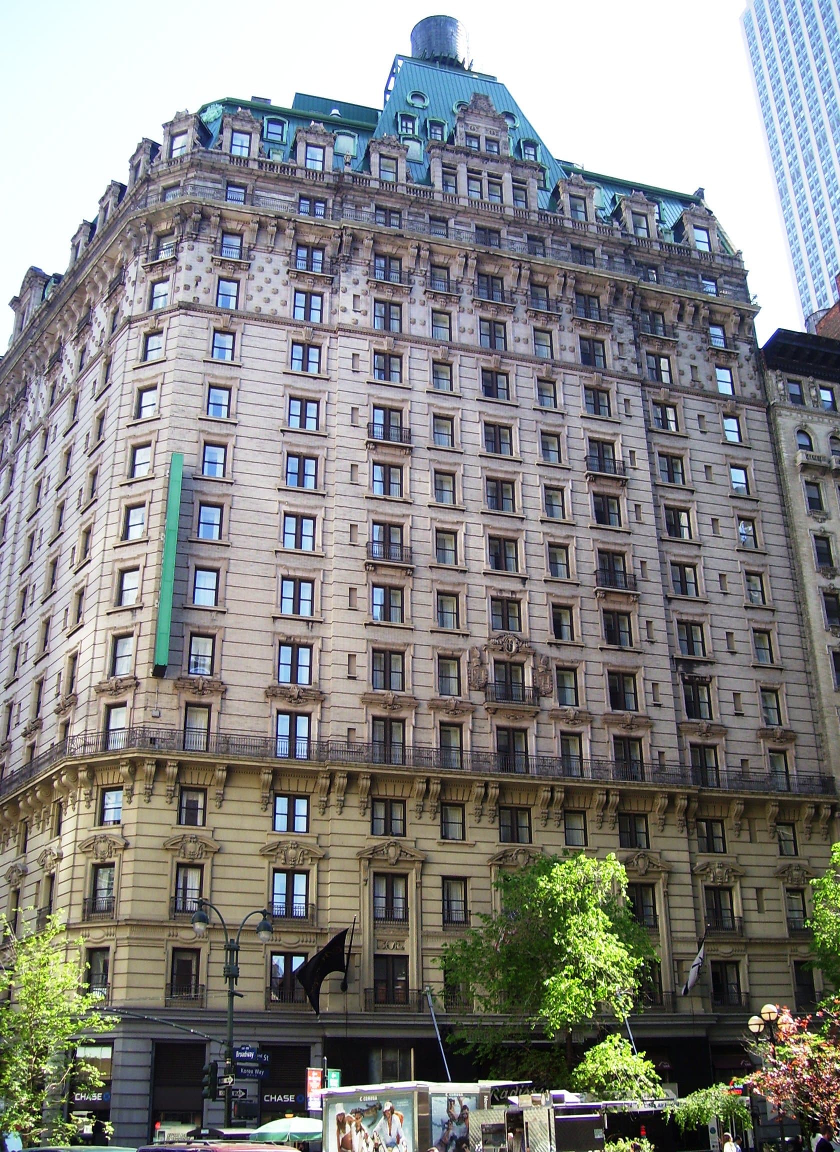 Martinique New York on Broadway, Curio Collection by Hilton (via Wikimedia Commons, CC BY-SA 4.0)