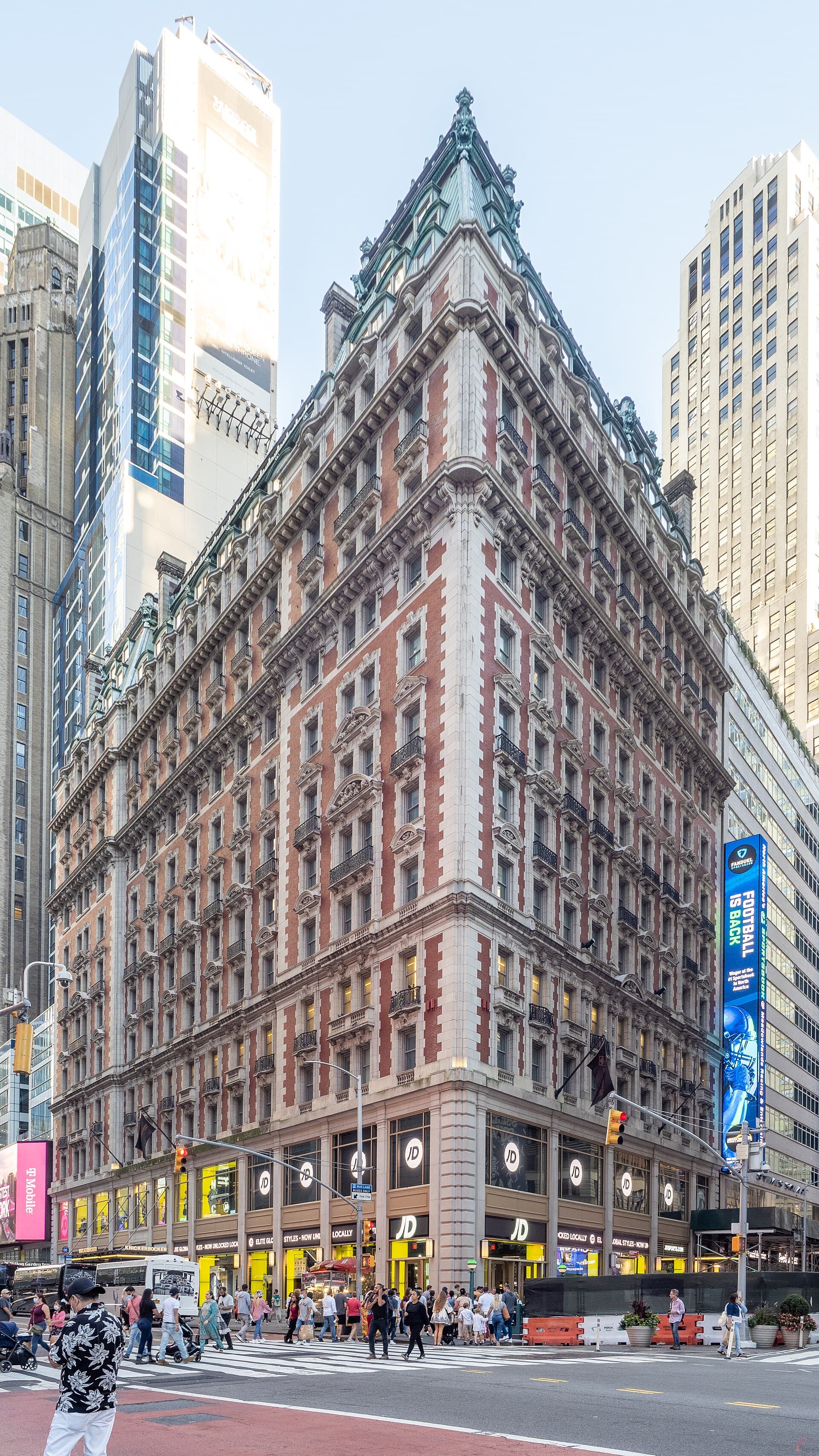 The Knickerbocker Hotel (via Wikimedia Commons, CC BY 2.0)