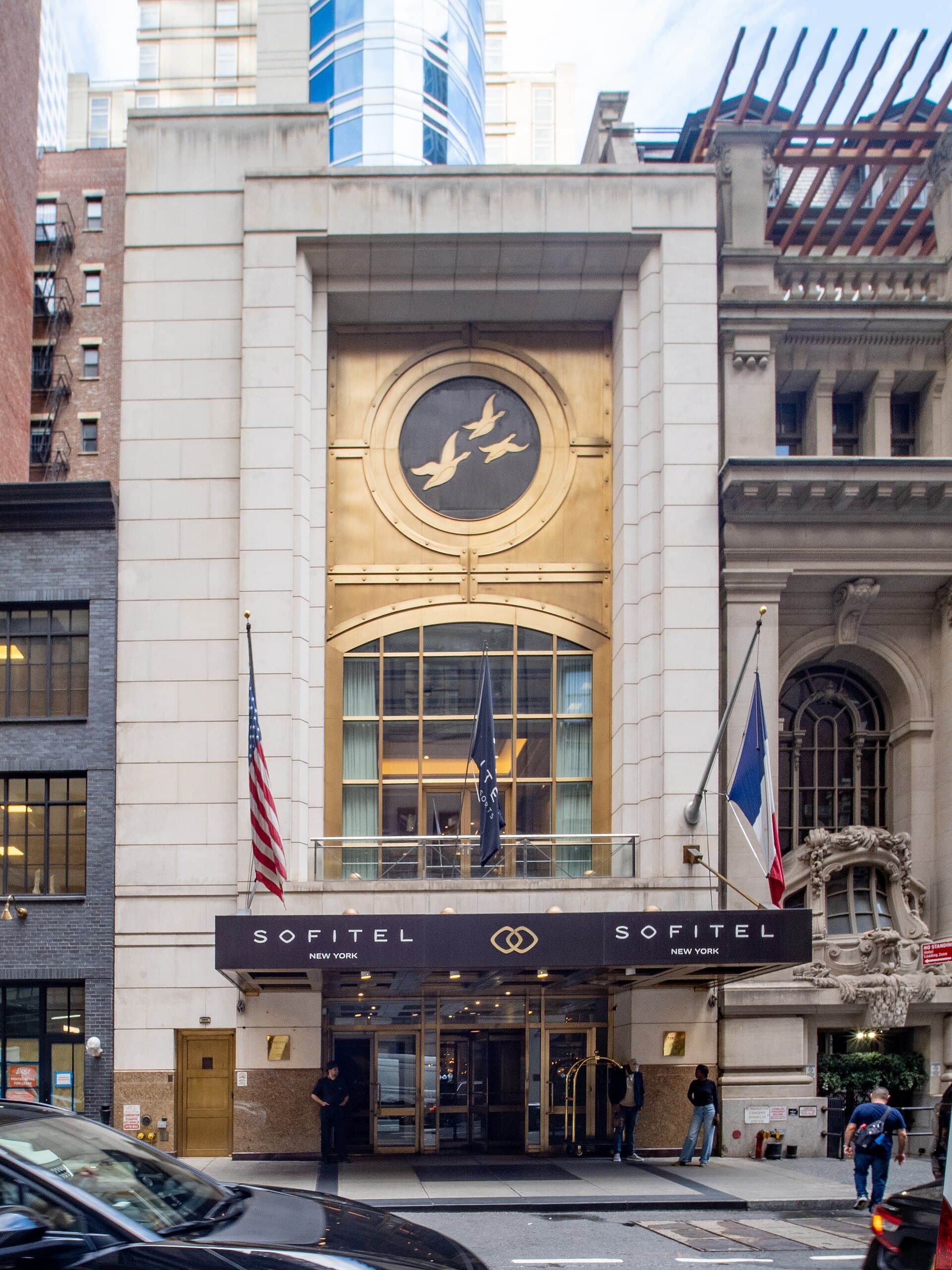 Iroquois New York Hotel (via Wikimedia Commons, CC BY 4.0)