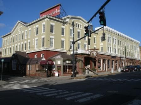 Yankee Pedlar Inn (via Wikimedia Commons, CC BY-SA 3.0)