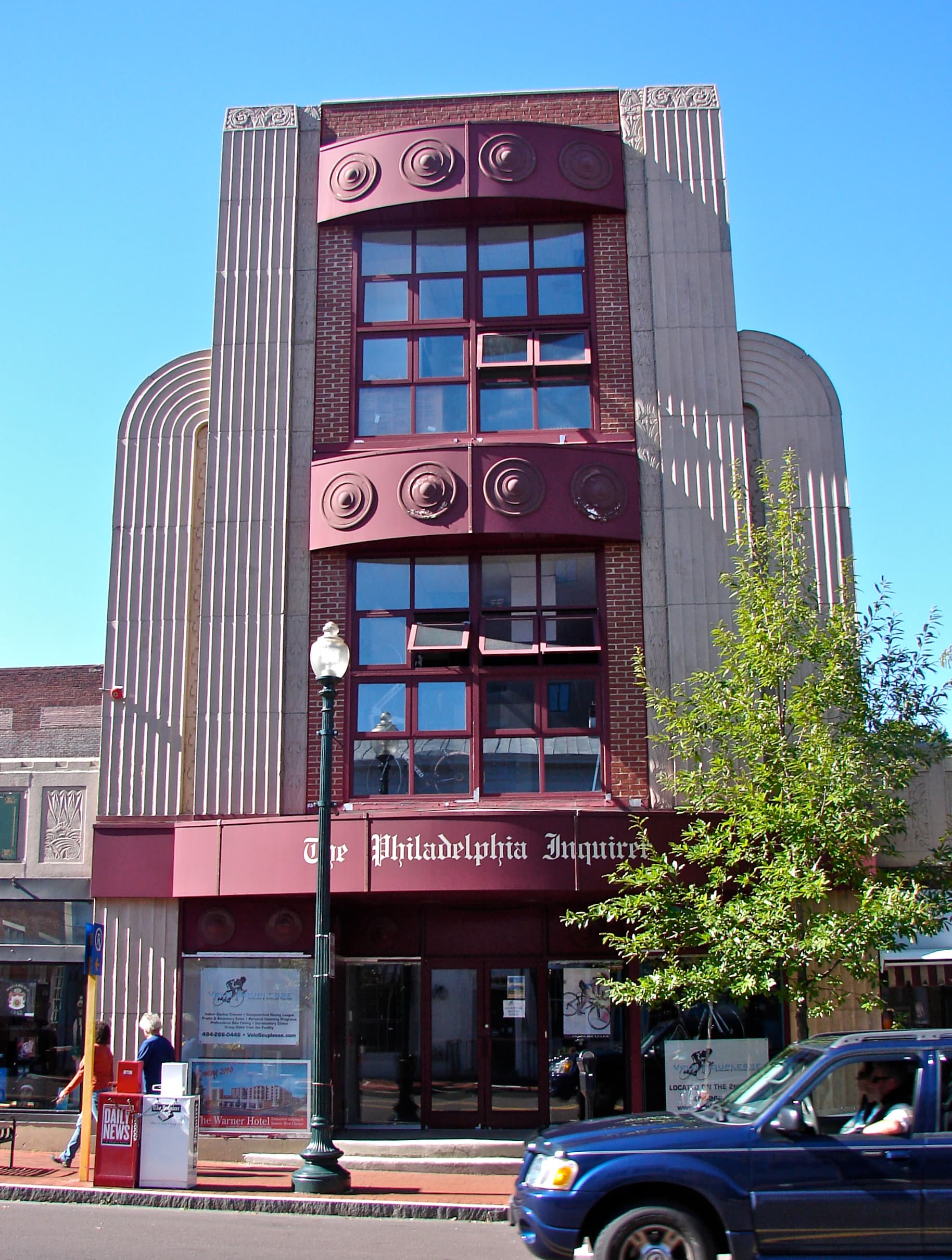 Hotel Warner (via Wikimedia Commons, Public domain)
