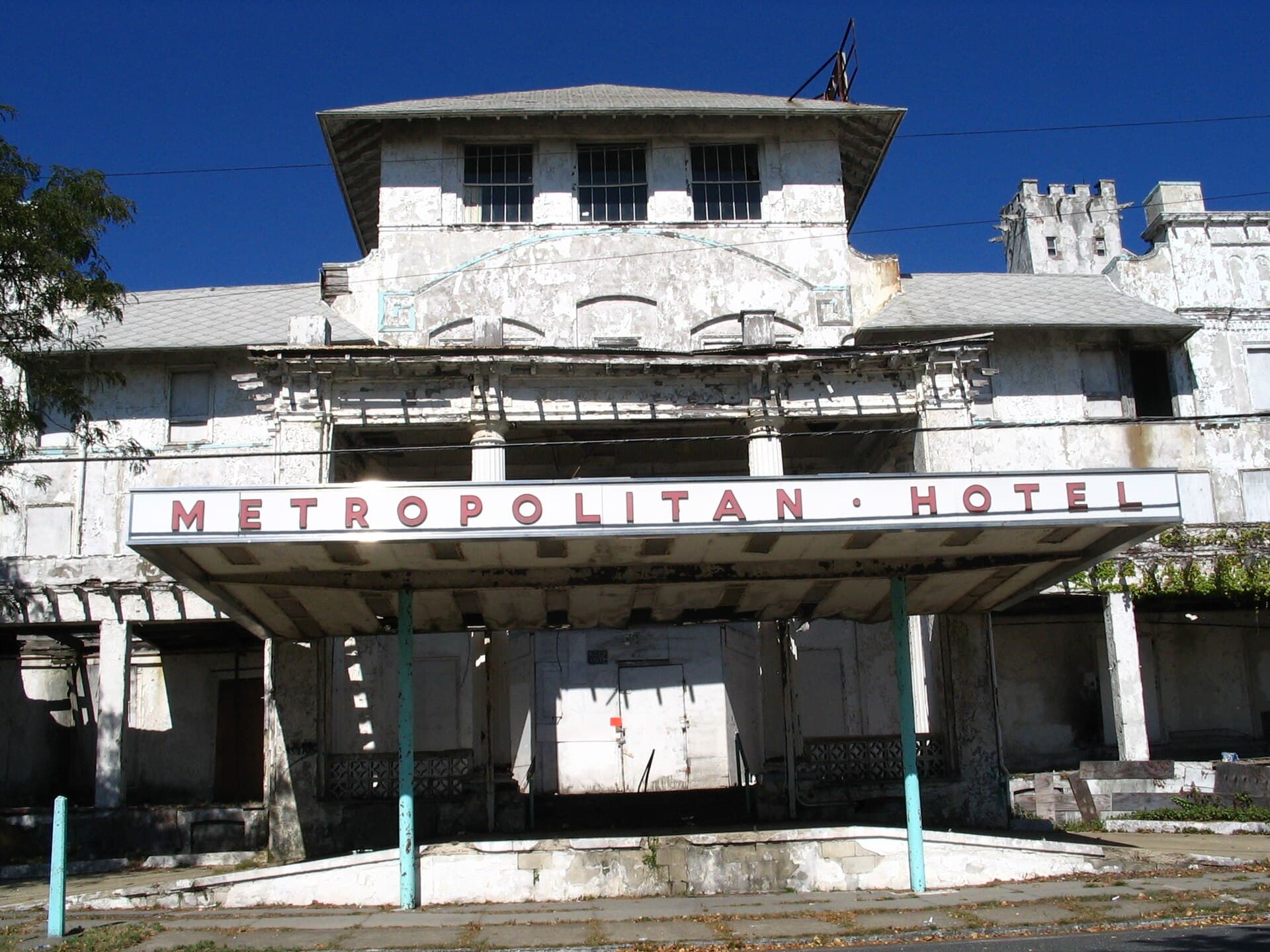 Asbury Park Inn (via Wikimedia Commons, Public domain)