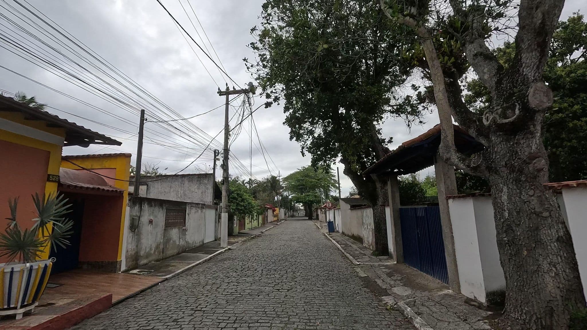 Street view near Camping Dois Pinheiros, Rio das Ostras — © MuitoAlemdasFronteiras (CC BY-SA · Mapillary)