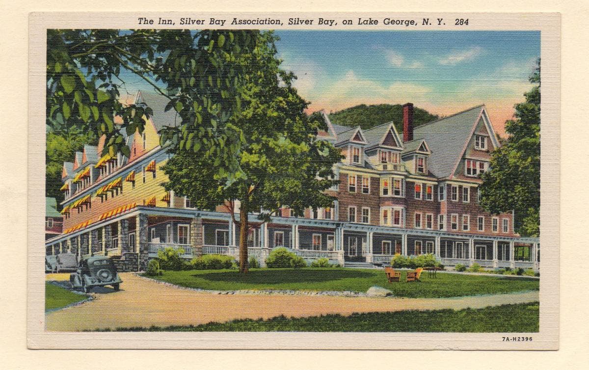 Silver Bay Inn (via Wikimedia Commons, Public domain)