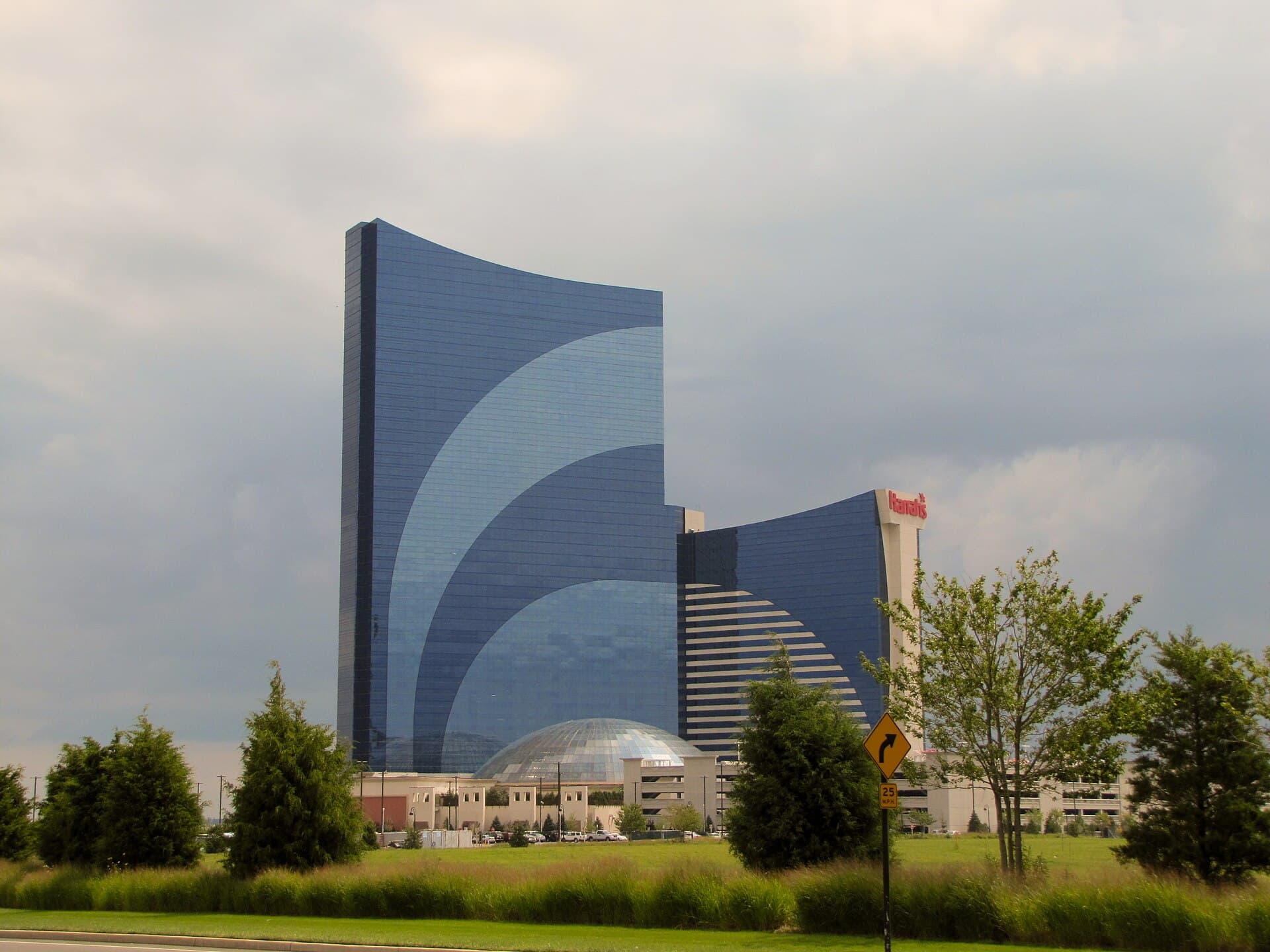Harrah's Resort Atlantic City Hotel & Casino - A Caesars Rewards Destination (via Wikimedia Commons, CC BY-SA 2.0)