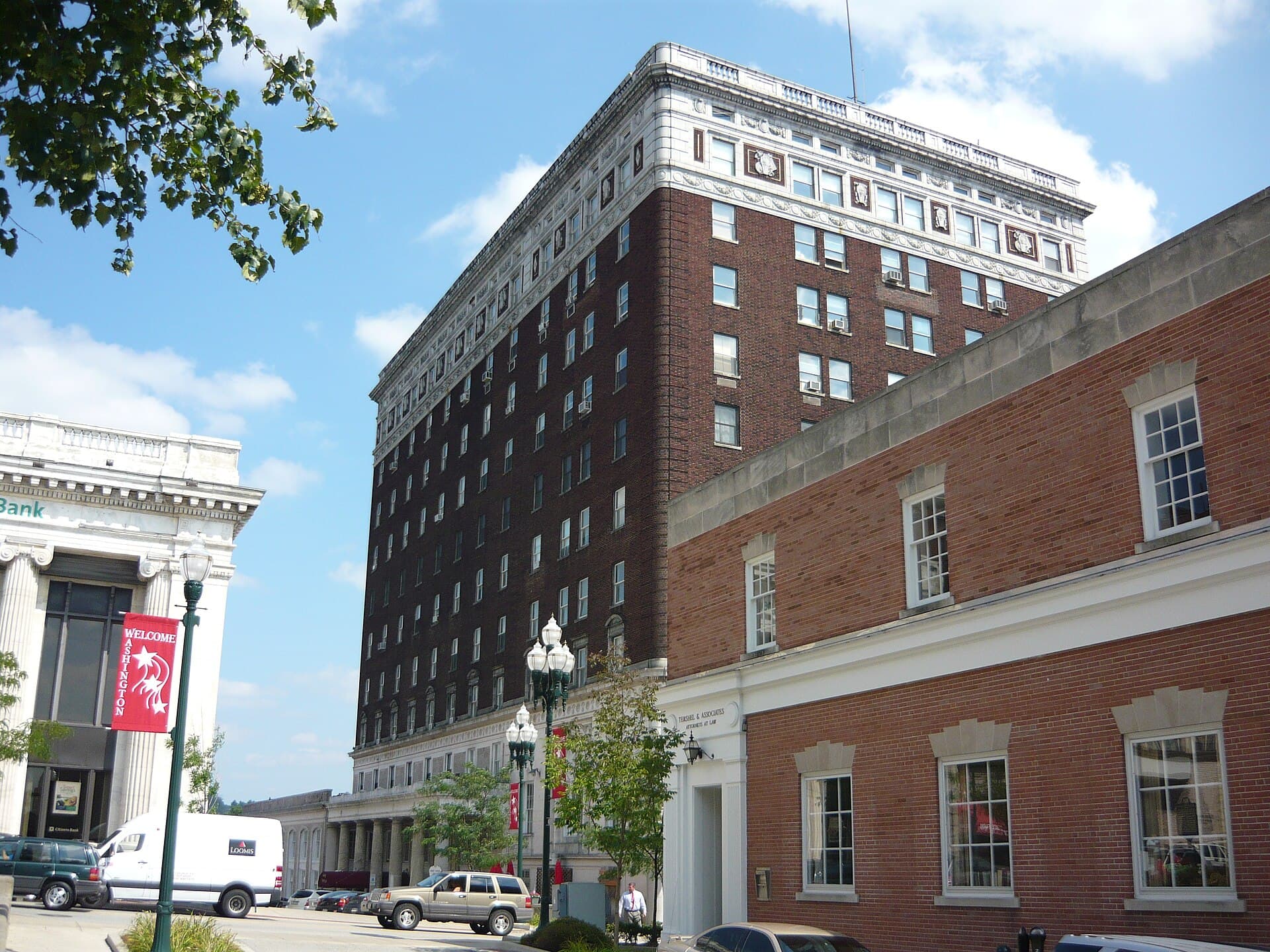 The George Washington Hotel (via Wikimedia Commons, CC BY-SA 3.0)