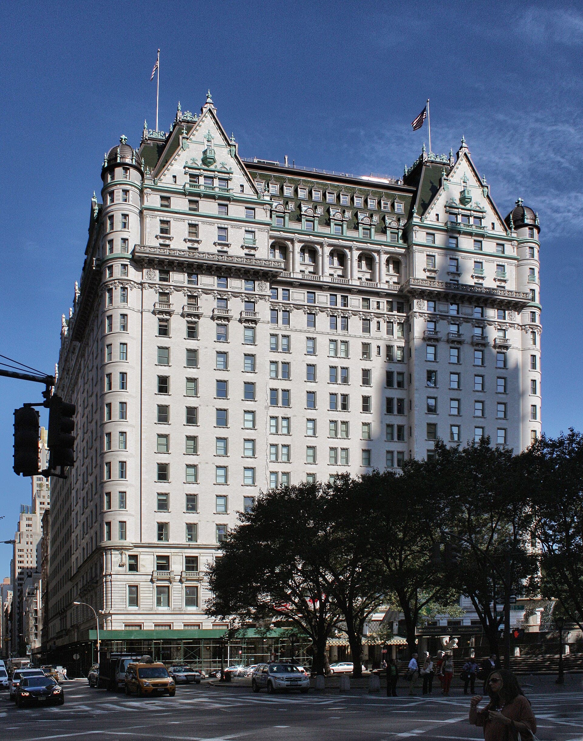 The Plaza (via Wikimedia Commons, CC BY-SA 3.0)