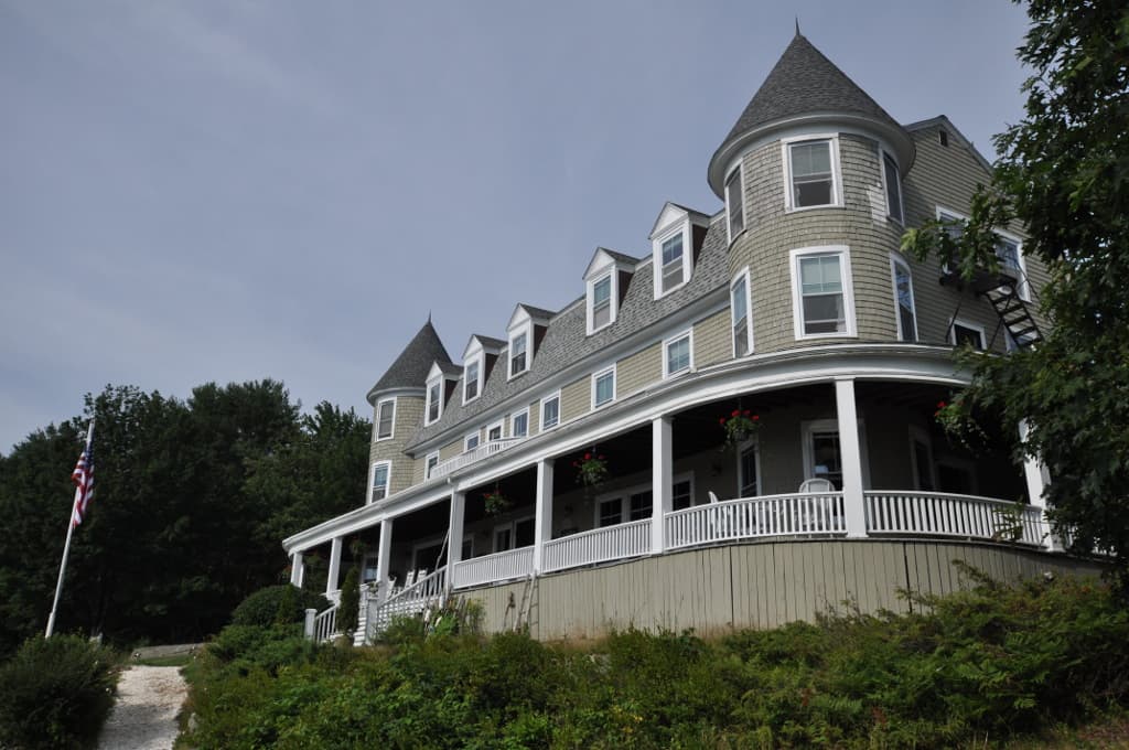 Grey Havens Inn (via Wikimedia Commons, CC BY-SA 4.0)