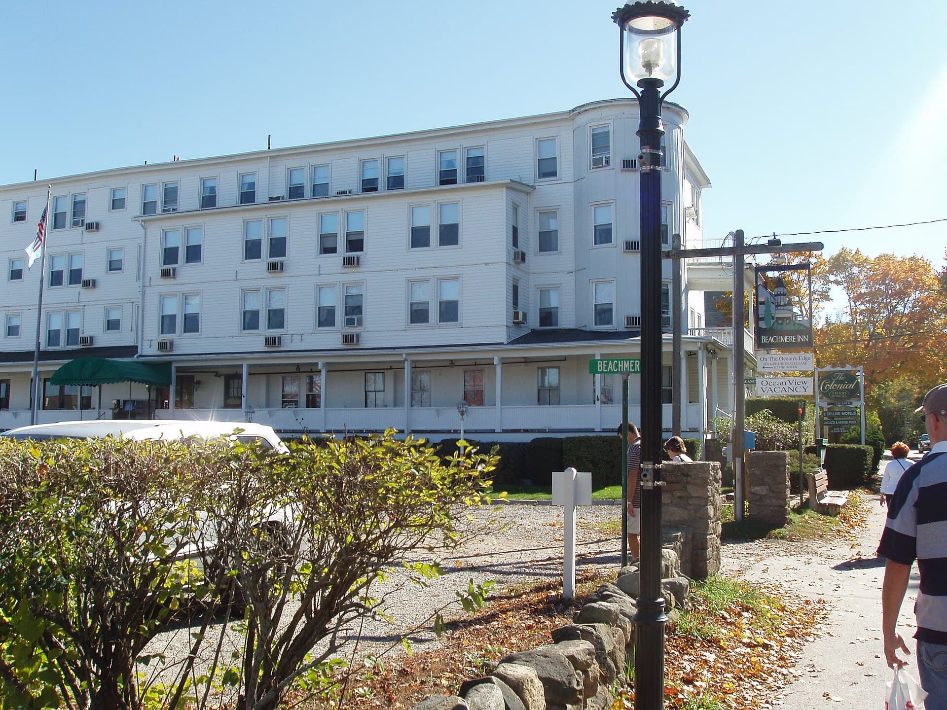The Colonial Inn (via Wikimedia Commons, CC BY-SA 3.0)