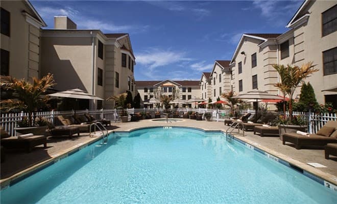 The Inn at Fox Hollow, Hotel in Syosset