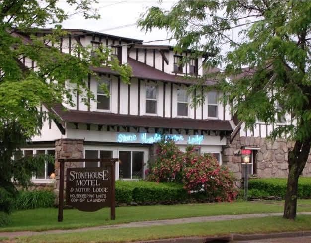 Stone House Motel & Motor Lodge, Motel in Ticonderoga