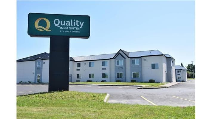 Quality Inn & Suites Watertown Fort Drum, Hotel in Calcium