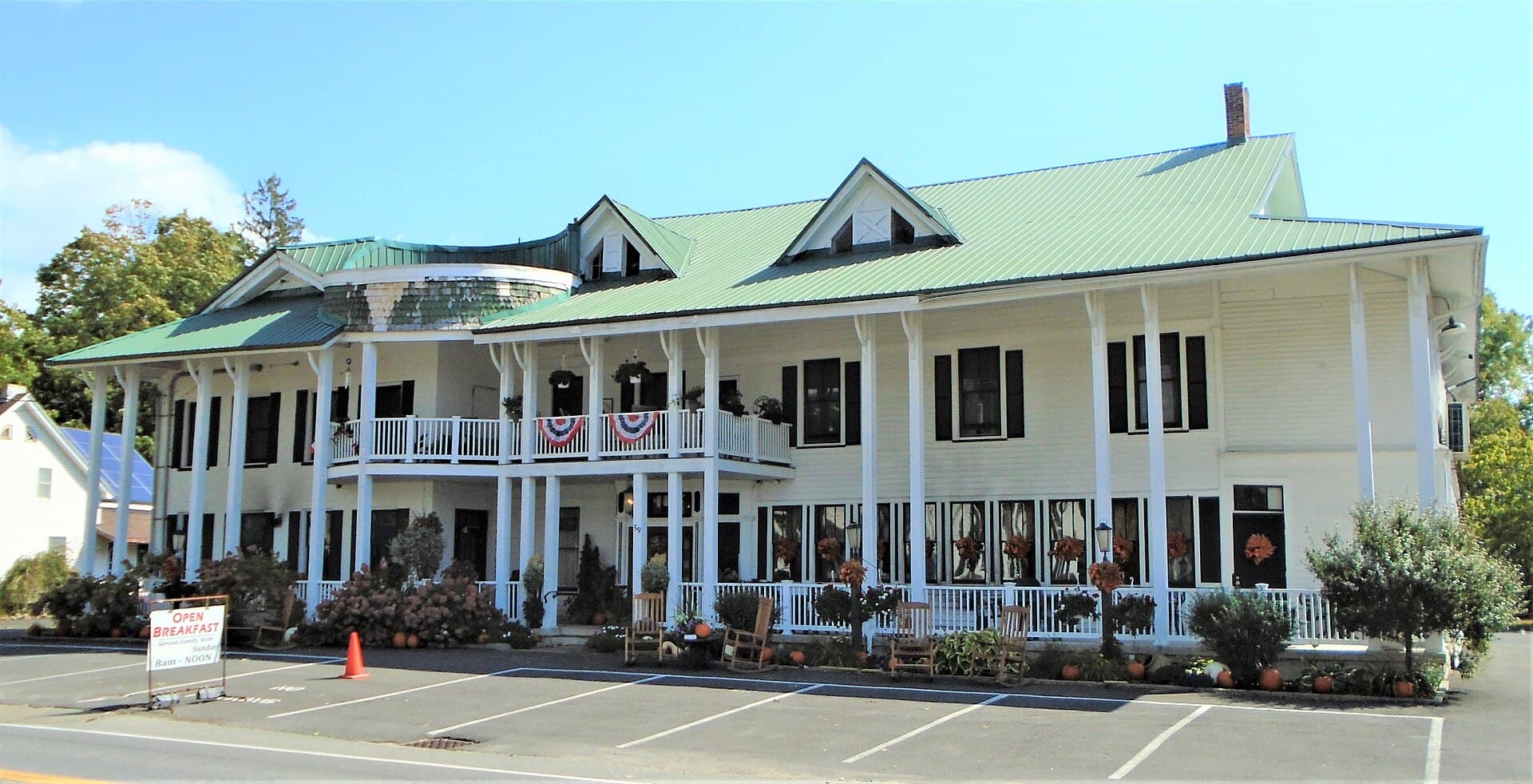Hotel Broadalbin (via Wikimedia Commons, CC BY-SA 4.0)