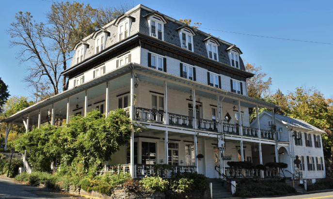 Deer Head Inn (via Wikimedia Commons, CC BY-SA 4.0)