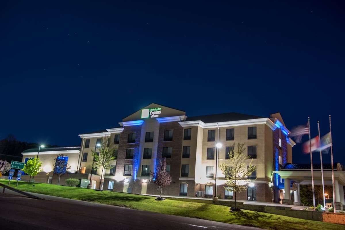 Holiday Inn Express & Suites, Hotel in North East