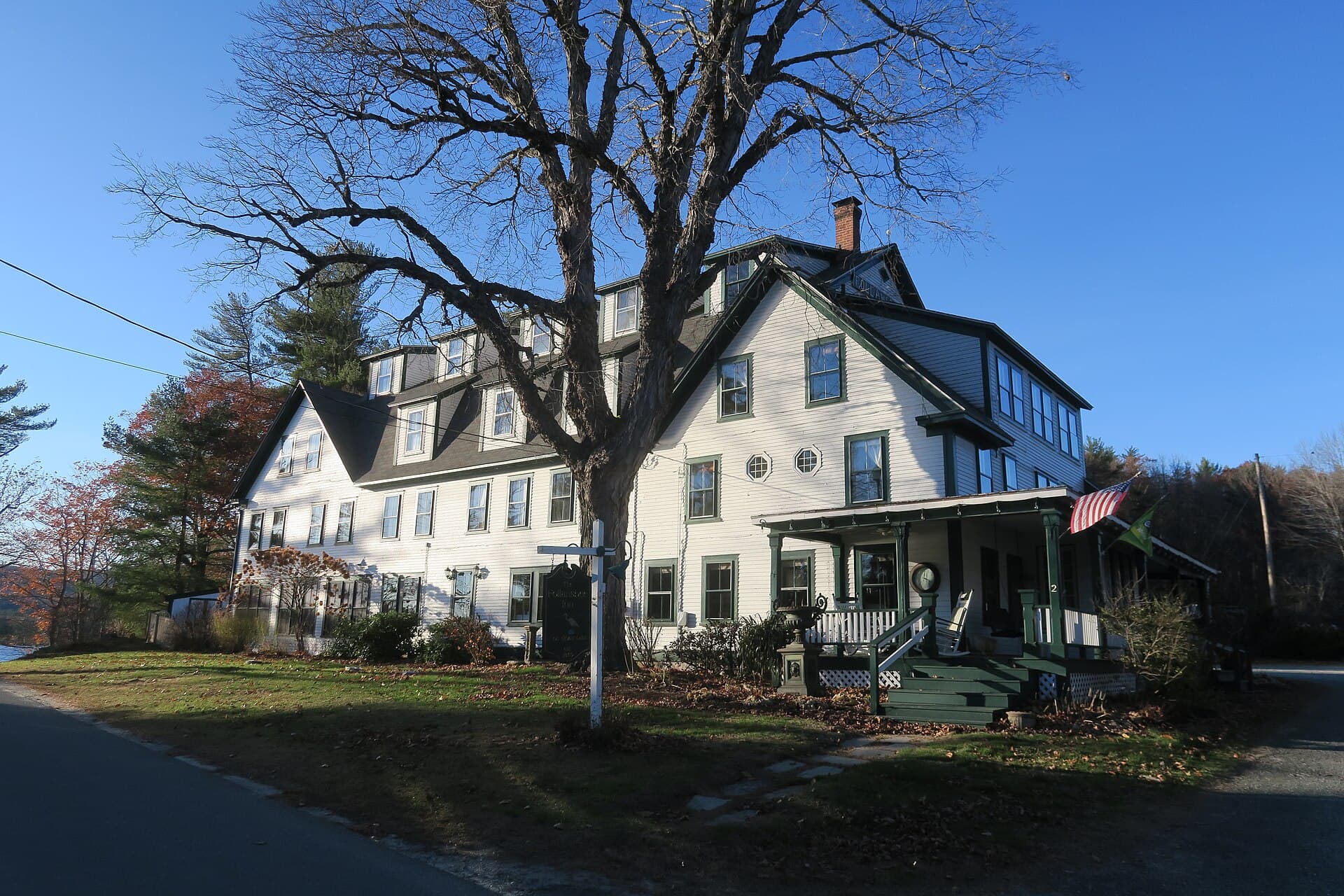 Follansbee Inn (via Wikimedia Commons, CC BY-SA 4.0)