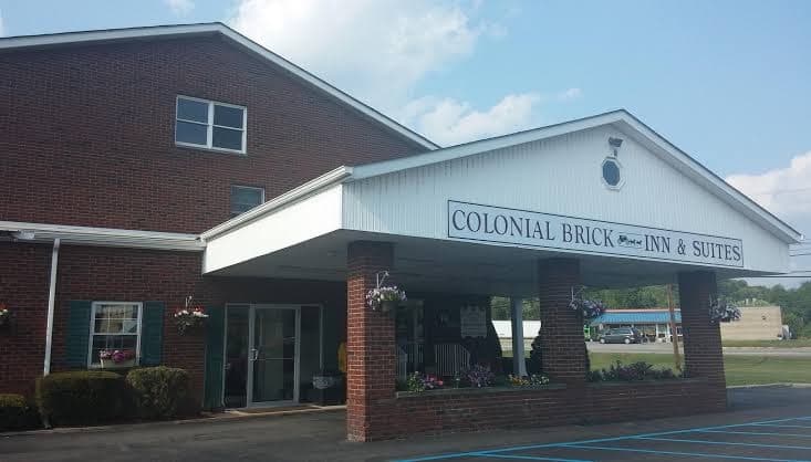 Colonial Brick Inn &Suites, Motel in Hallstead