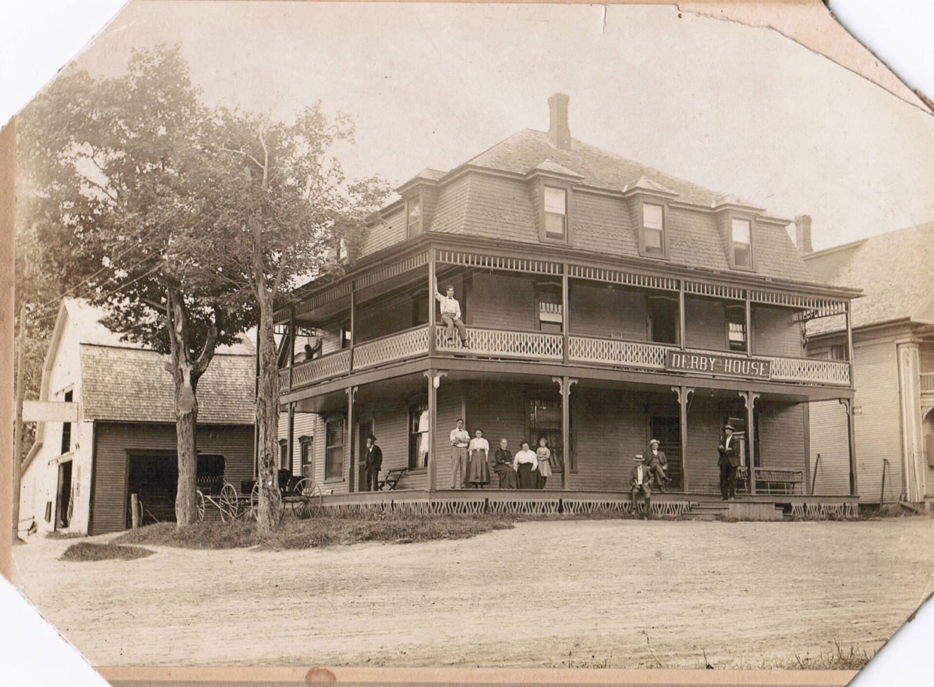 Derby House Hotel (via Wikimedia Commons, CC BY-SA 4.0)